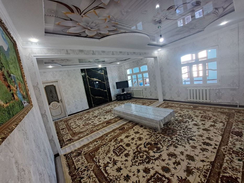 Yangi hayot tumanida 5 xonali yevro remont Dom sotiladi.