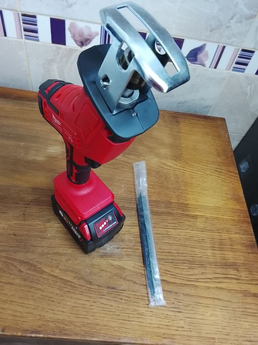 Fierăstrău sabie Milwaukee cu o baterie de 6a Nou