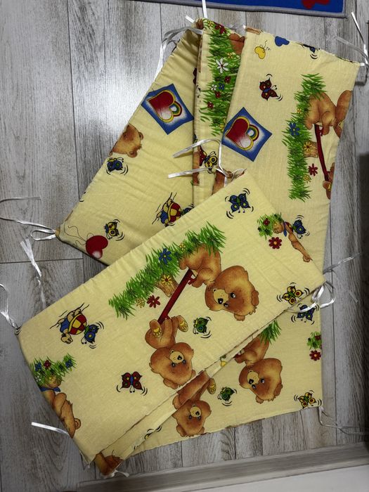 Vand patut bebe include(saltea de cocos si setul cu aparatori si cearceaf)