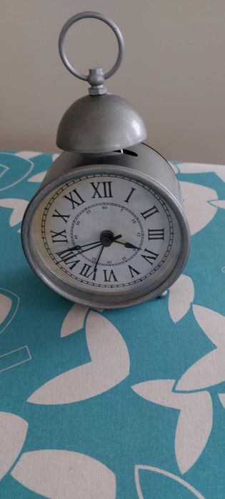 Продавам будилници