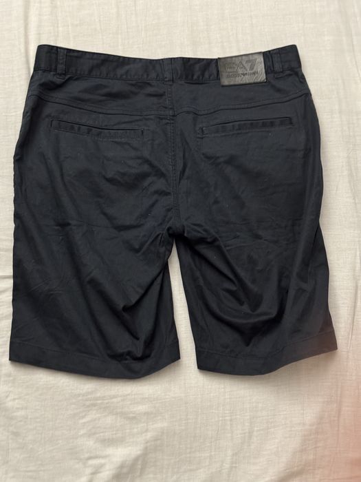 Pantaloni scurți Emporio Armani – casual și eleganți