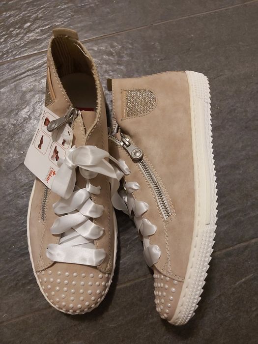 Продавам дрехи на едро