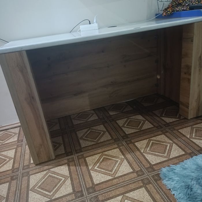 Продам стол письменный, компьютерный.