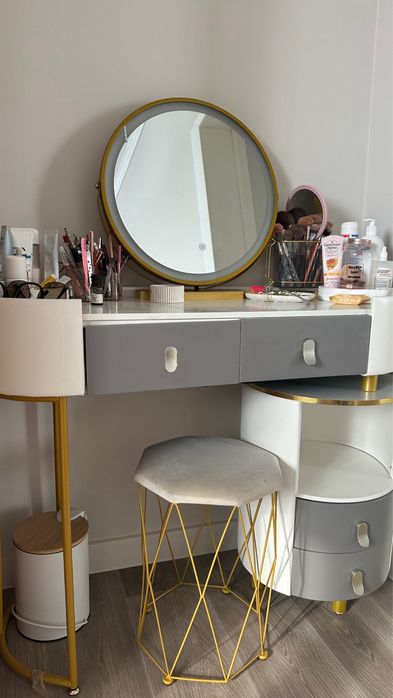 Туалетный столик с пуфом