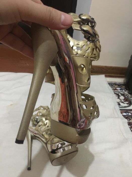 Россия обувь на шпильке.