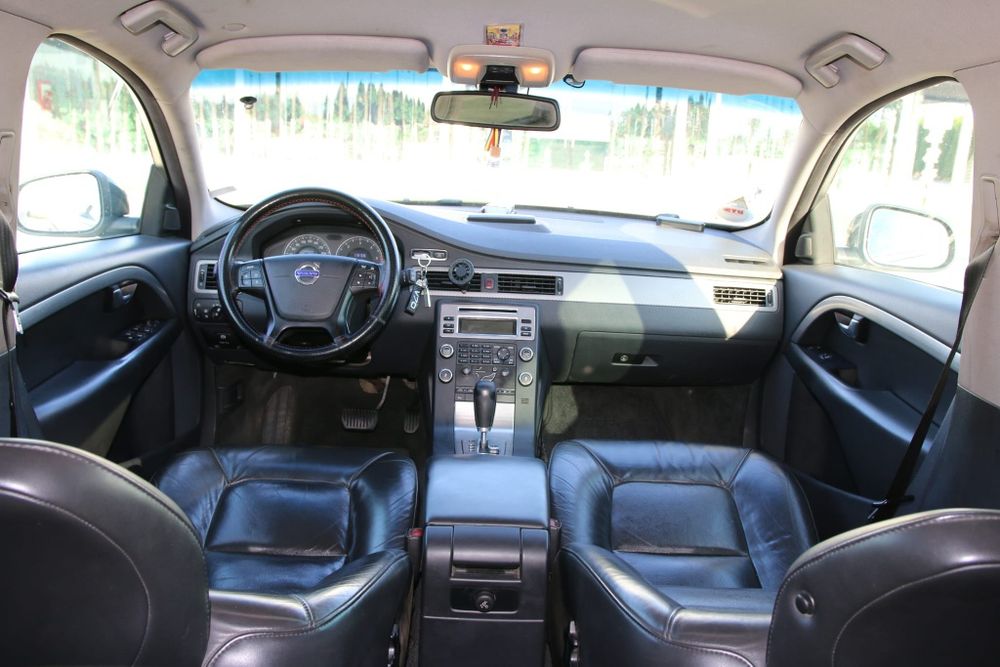 Volvo v70 2.4 D5 EDITIE LIMITATA

Dotări:

Interior din piele;
Cutie automată;
Climatizare automată pe două zone;
GPS original Volvo;