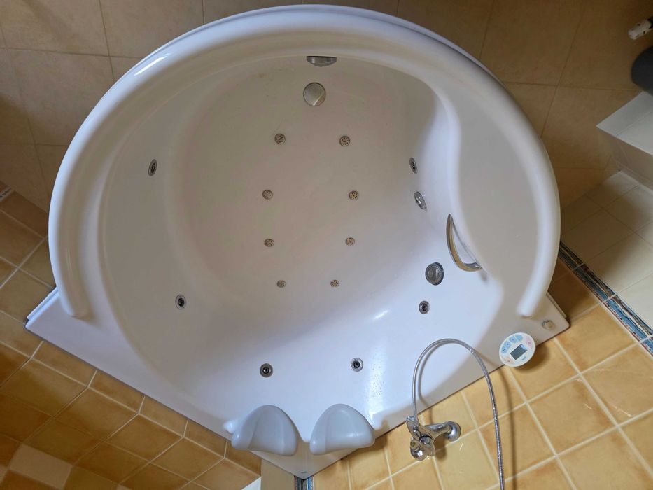 Vand Cada cu Hidromasaj, simetrica, 160cm/160cm, brand GALA, pt. 2 persoane, stare perfecta