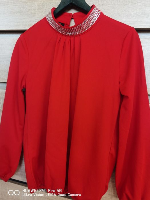 Червена дамска блуза