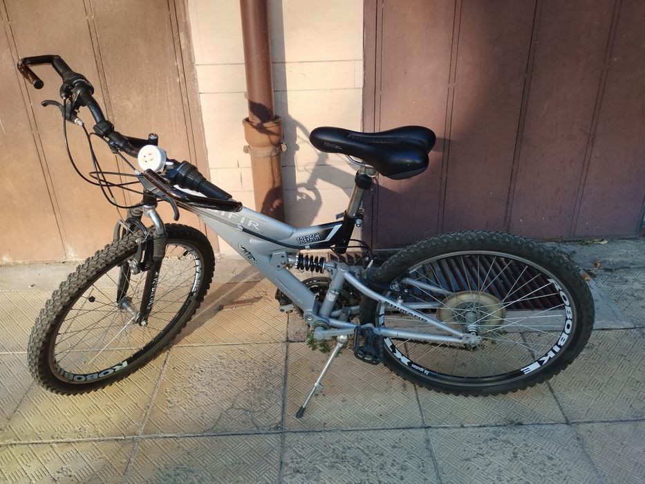 Продавам детски велосипед 24" с амортисьори и 18 скорости.