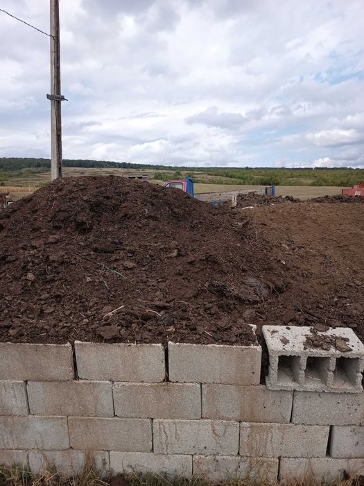 Vând gunoi de grajd la sac