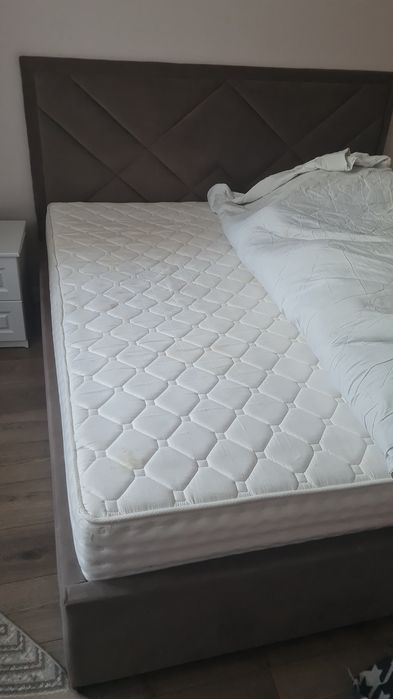 Двуспальная кровать