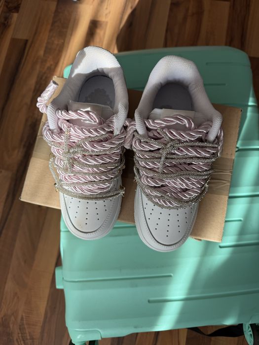 Nike Air model fete