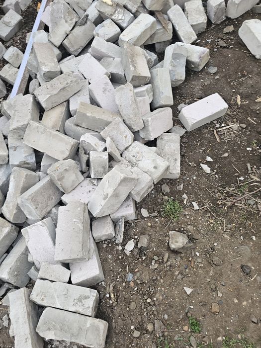 Отдам кирпич силикатный