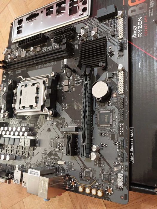 AMD Ryzen 5 7600 + Gigabyte B650M S2H