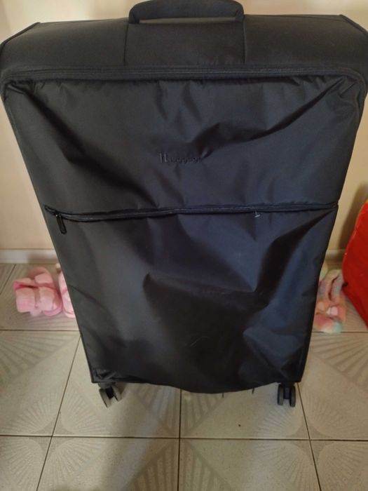 Голям черен куфар