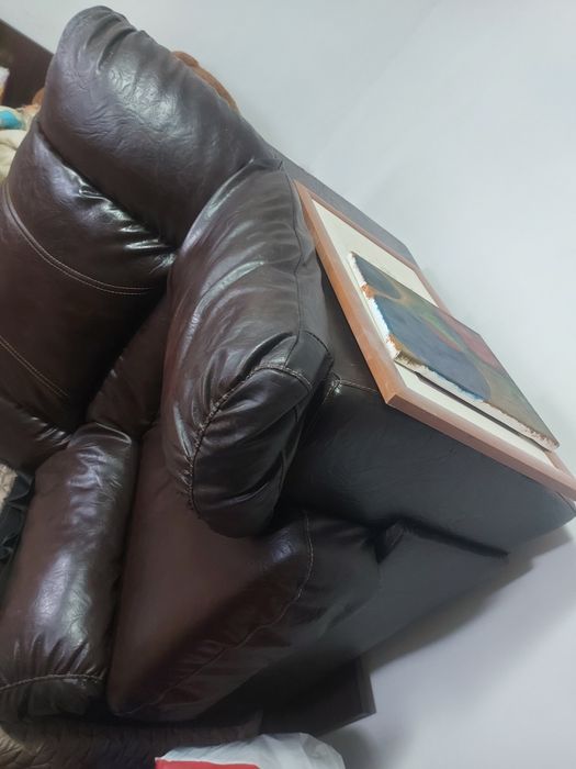 Canapea piele și un fotoliu