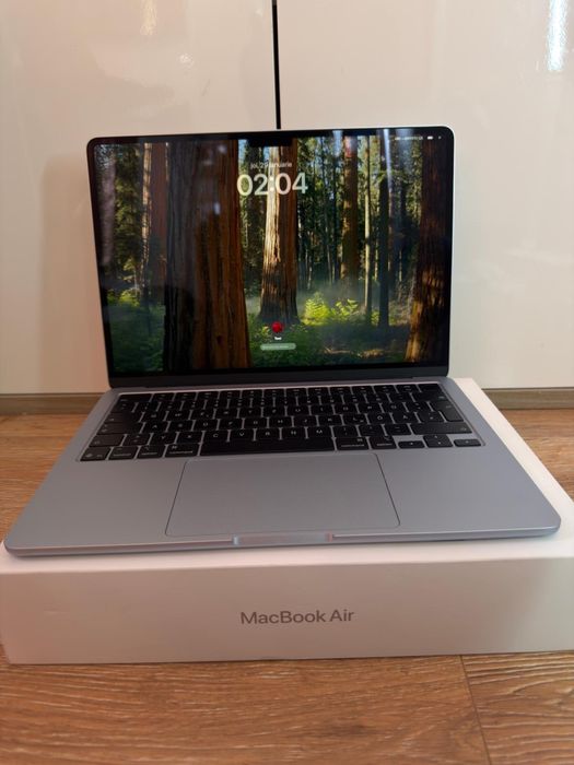 Macbook Air 13 Inch / Procesor M4 / 16 cu 256 GB / 10 Cicluri / NOU