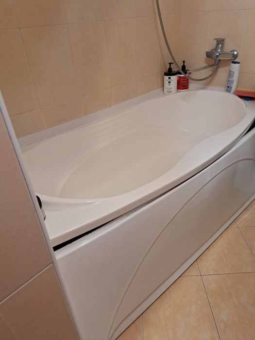 Ванна пласттк на подиуме