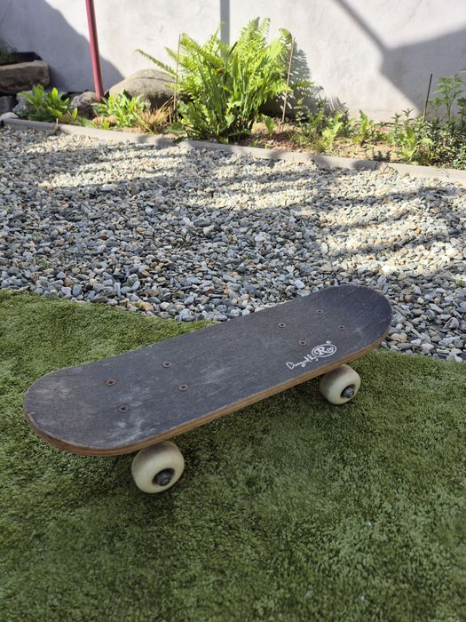 Vând motocicleta din plastic pentru copii, o trotinetă roz cu 3 roți și un skateboard