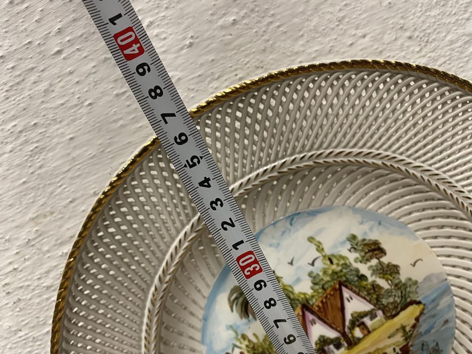 Порцеланово пано за стена с дупки