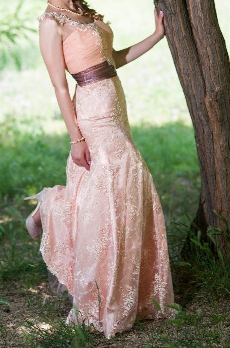 Бална дантелена рокля