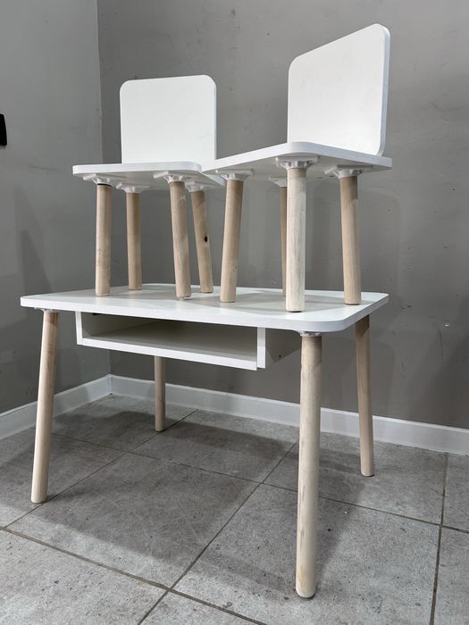 Детский стол и два стула