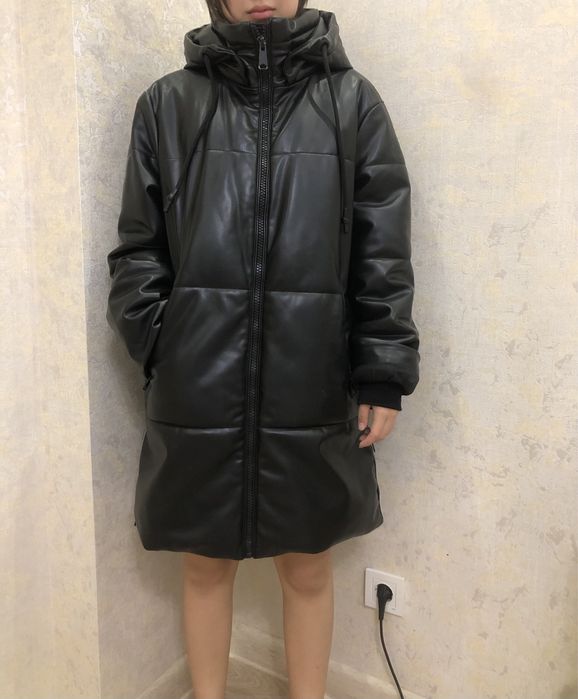 Пуховик из премиум экокожи Zara