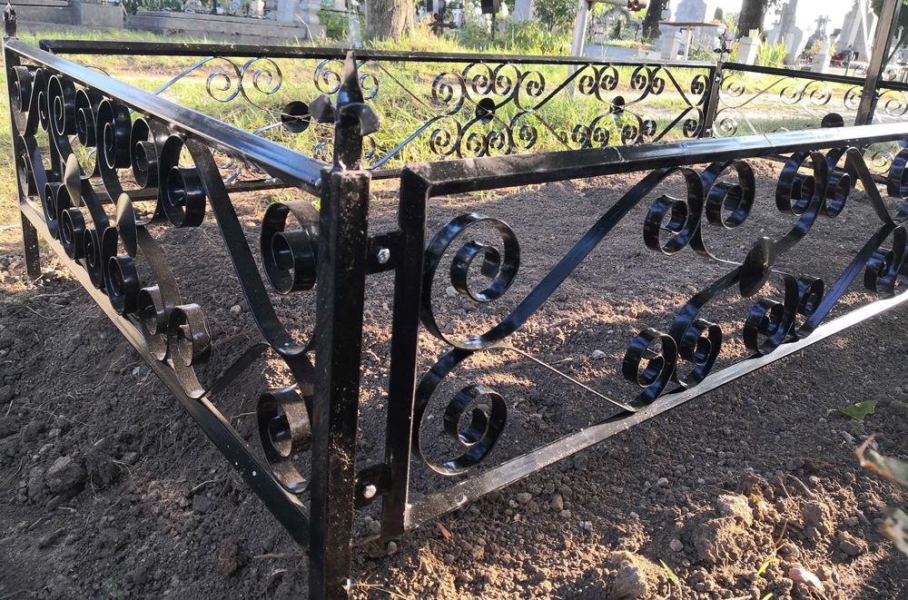 Cruci/Cruce Metalica/Fier pt Mormant/Cimitir/Loc Veci (cu FELINAR) NOI