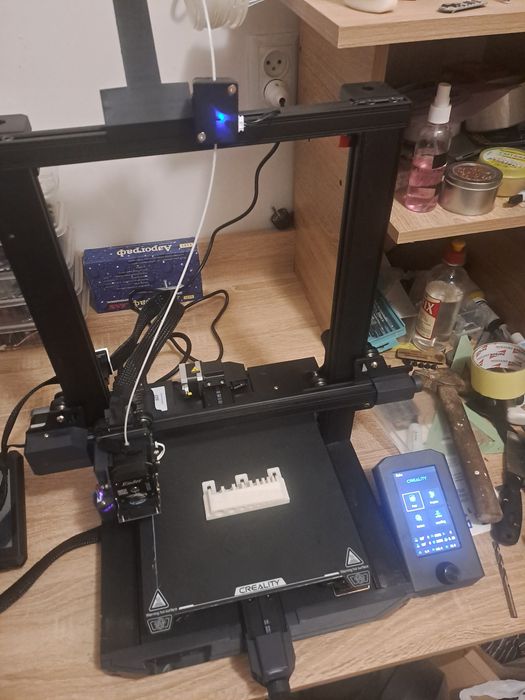 Продам 3 д принтер creality ender 3s1