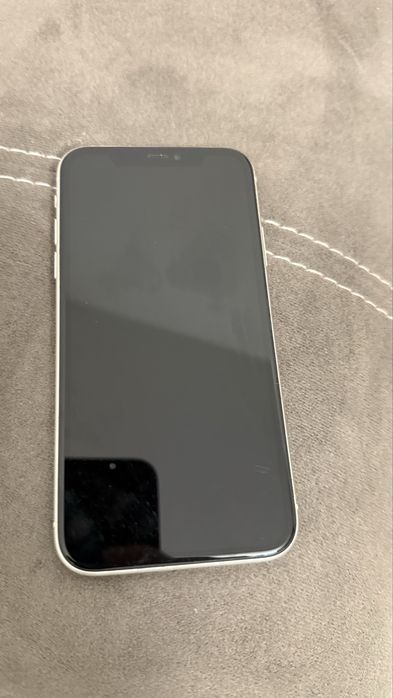 Продавам iPhone 11