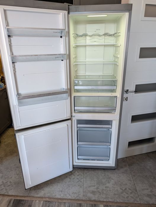 Хладилник с долен фризер Gorenje Full No Frost с екран