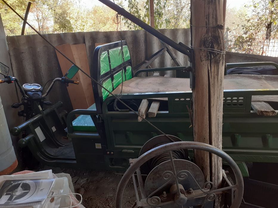 Tricilu electric cu remorcă basculabila