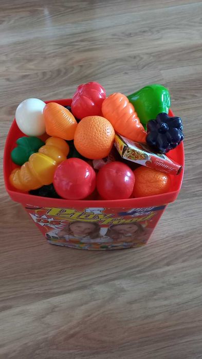 Пълна кофа с пластмасови плодове и храни