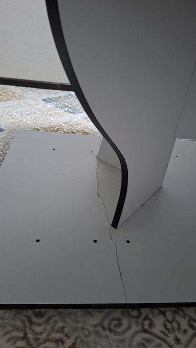 Стол для гостинной