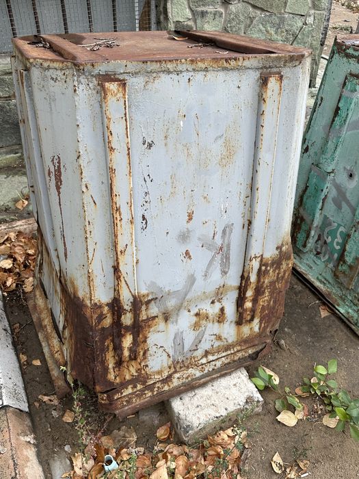 мусорный бак.