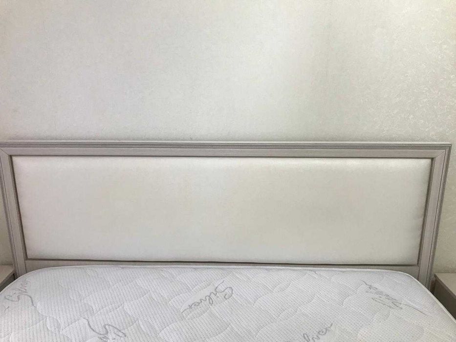 продается кровать, тумбы в подарок