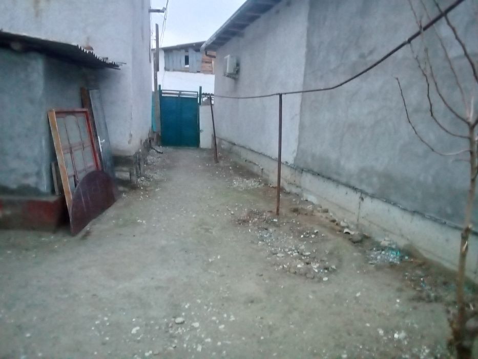 Mahallada uy sotiladi..