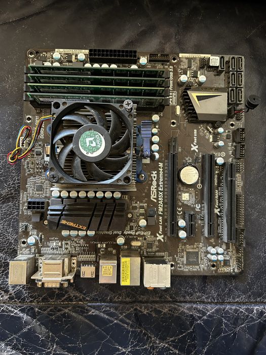 Дънна платка ASRock с RAM и процесор