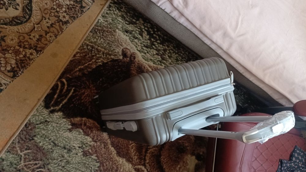 Продам чемодан новый