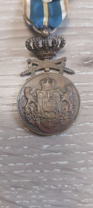 Medalia Serviciu Credincios clasa a III a , model 1938 cu spade .