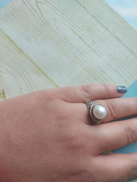 Inel argint și are în prejurul piatrei aur de 14k