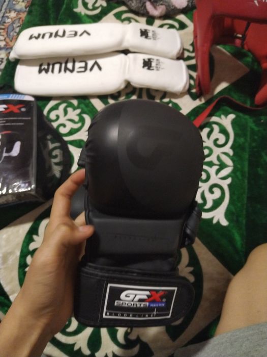 Спорт перчатки футы шлем