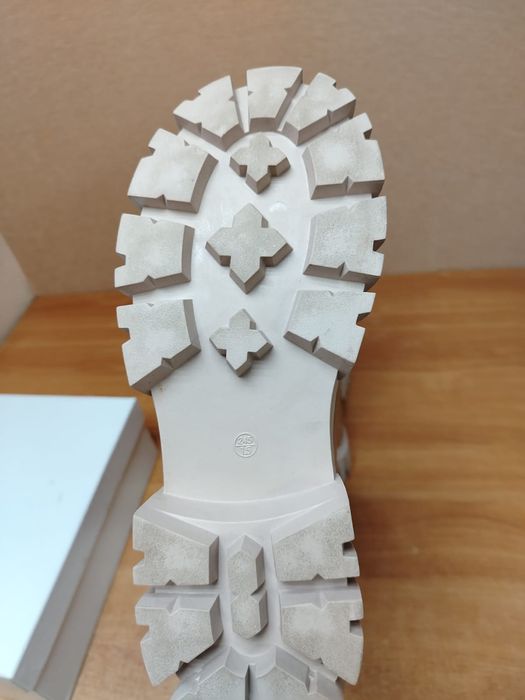 Женская кожаная обувь