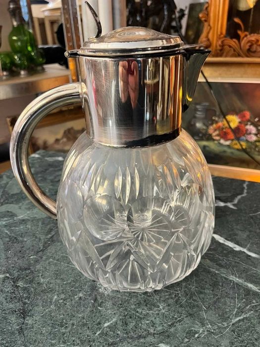 Carafă vintage din cristal tăiat cu capac și guler din metal argintat