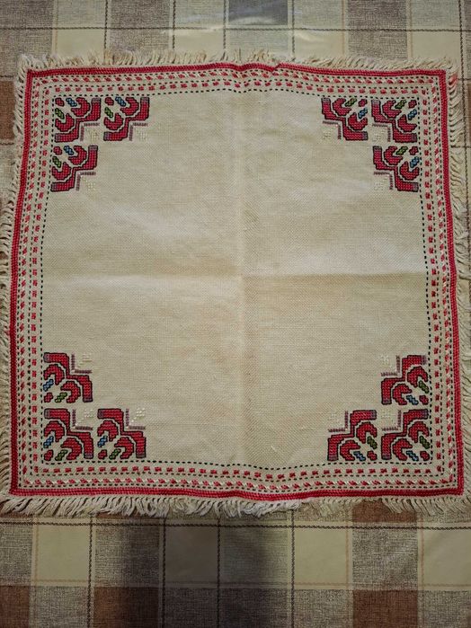 Бродирани каренца