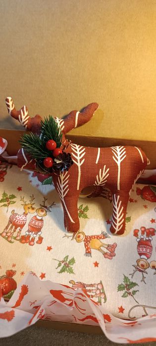 Коледна кутия с ръчно изработени подаръци