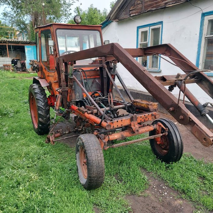 Трактор с куном с косилкой