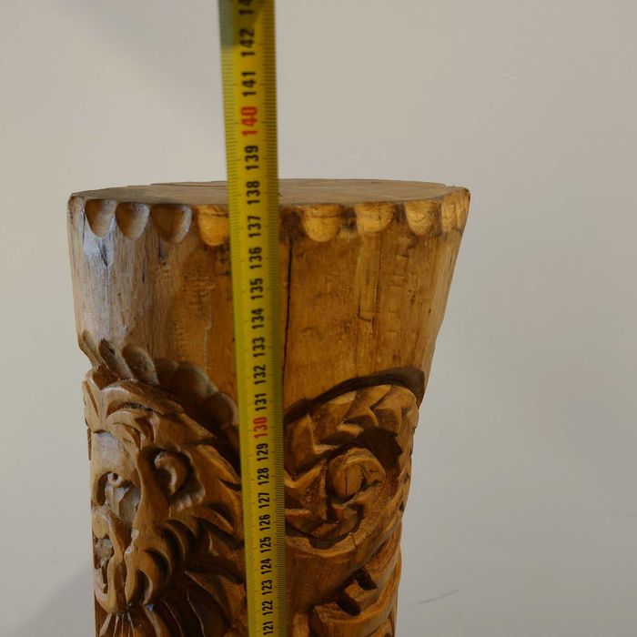 Дърворезба тотем на подвижна стойка