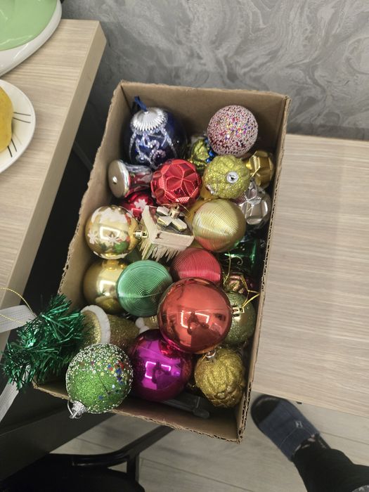 Ёлка продаётся с игрушками