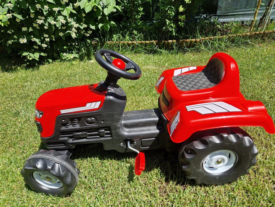 Tractor rosu cu pedale cu ax frontal si claxon